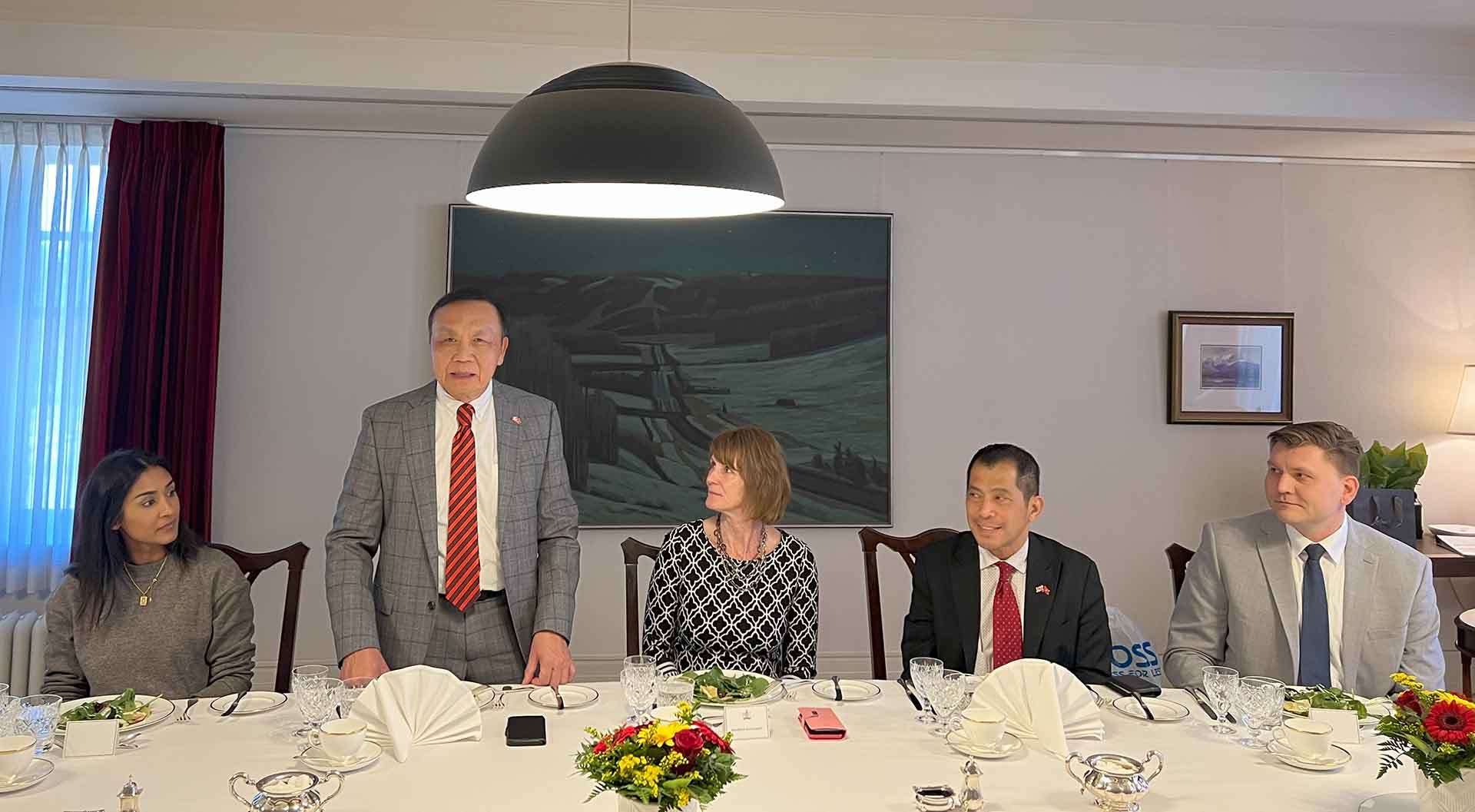 Chính quyền tỉnh bang tổ chức chiêu đãi hoan nghênh đoàn.