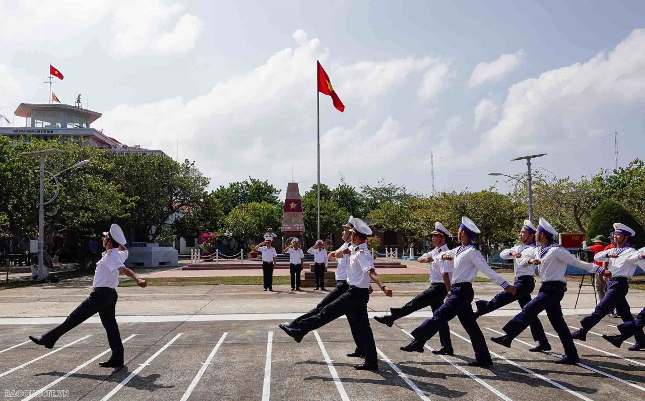 Images of the flag-raising ceremony on Truong Sa island Việt Nam xác lập chủ quyền với Hoàng Sa và Trường Sa