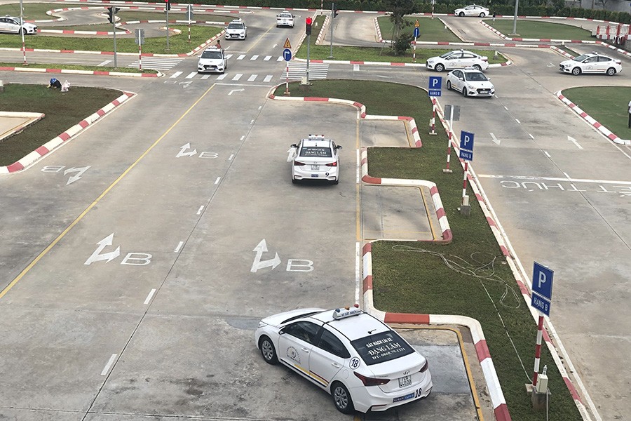 Học phí lái xe B2 năm 2023 là bao nhiêu? Số km thực hành lái xe hạng B2 là bao nhiêu?