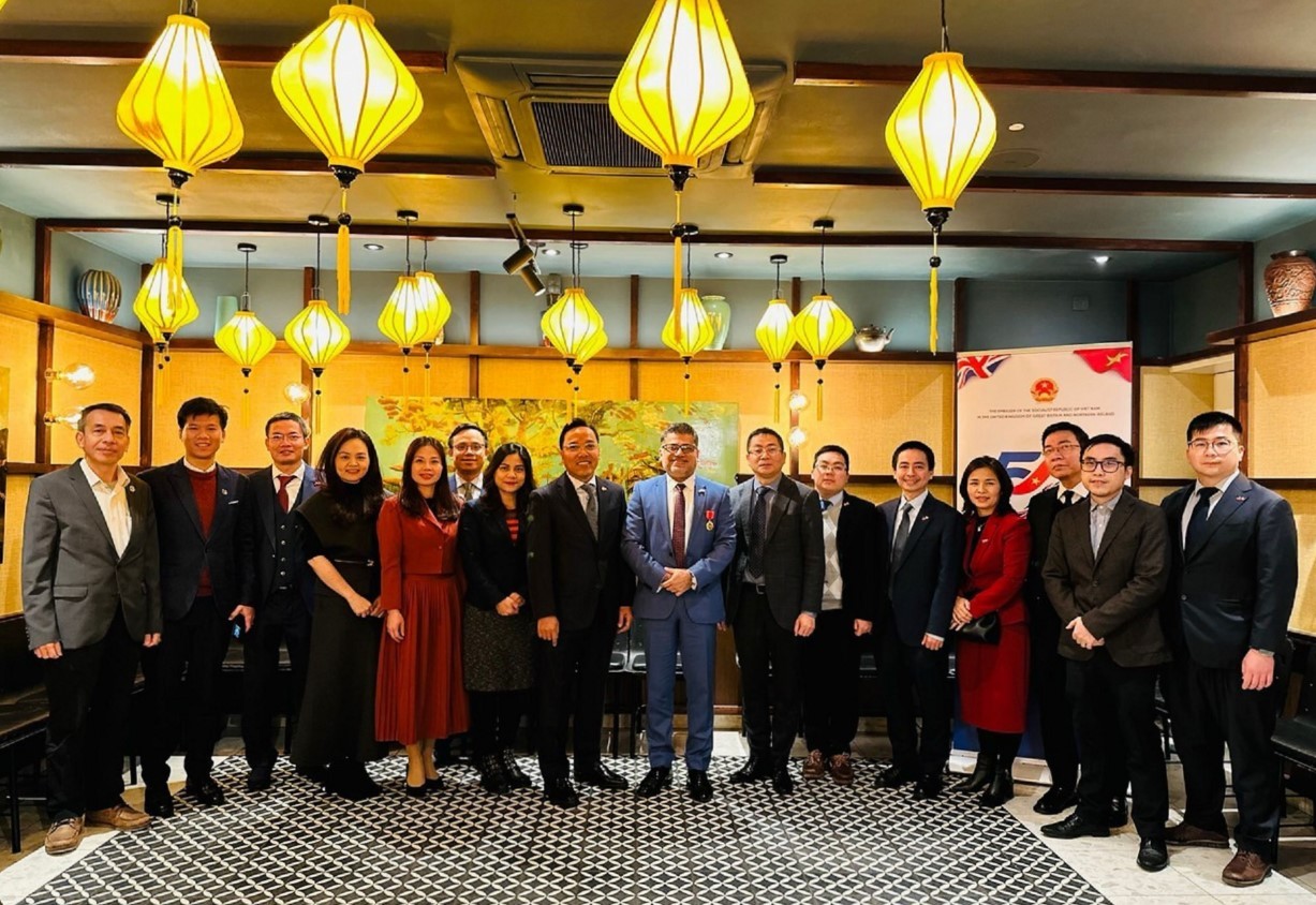 Trao tặng Huy chương Hữu nghị của Chủ tịch nước cho Chủ tịch Công ty AstraZeneca Việt Nam Trao tặng Huy chương Hữu nghị của Chủ tịch nước cho Chủ tịch Công ty AstraZeneca Việt Nam