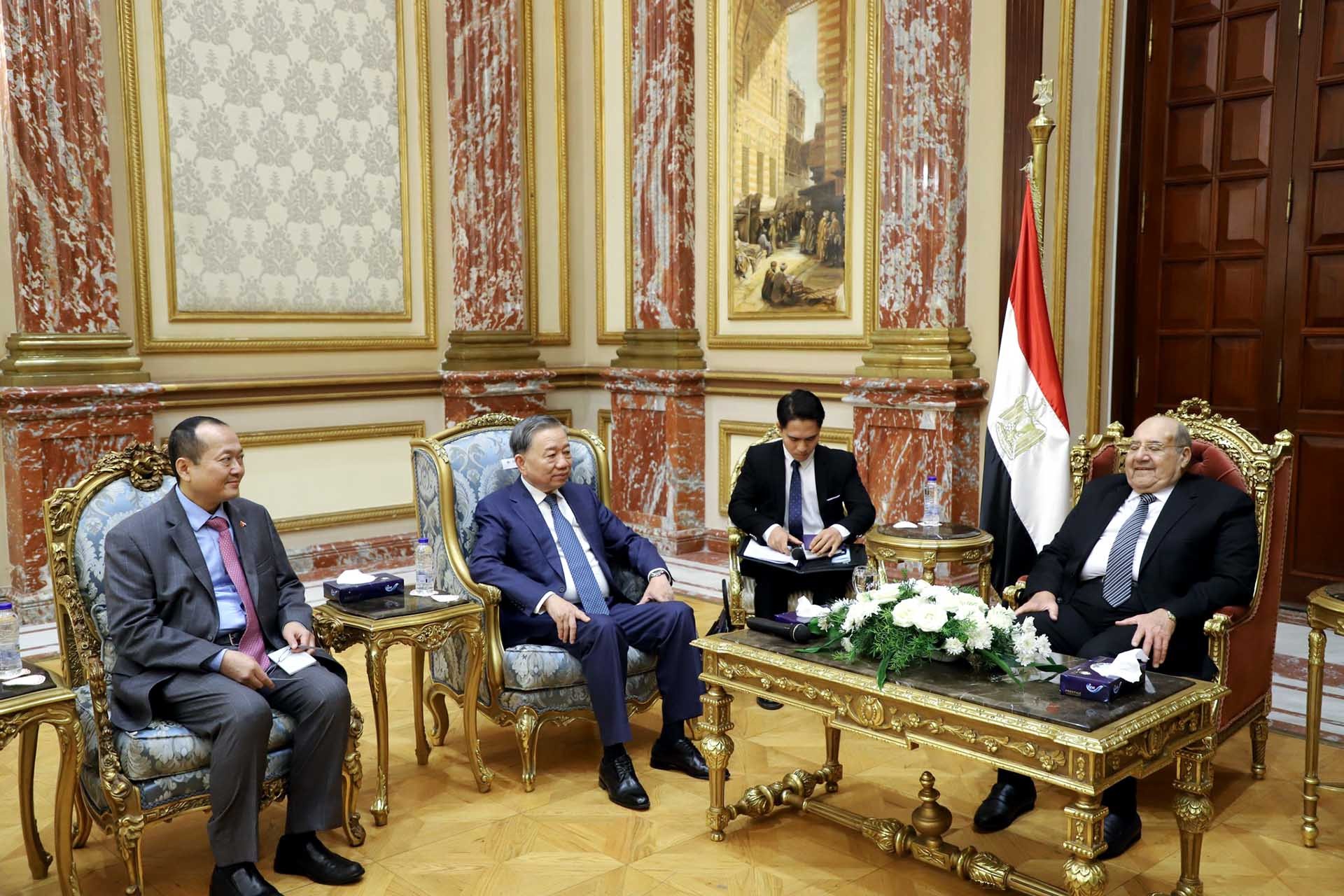 Đại tướng Tô Lâm, Ủy viên Bộ Chính trị, Bộ trưởng Bộ Công an hội kiến Chủ tịch Thượng viện Ai Cập đồng thời Chủ tịch Đảng Tương lai Quốc gia của Ai Cập Abdel-Wahab Abdel-Razek. Đại tướng Tô Lâm, Ủy viên Bộ Chính trị, Bộ trưởng Bộ Công an hội kiến Chủ tịch Thượng viện Ai Cập đồng thời Chủ tịch Đảng Tương lai Quốc gia của Ai Cập Abdel-Wahab Abdel-Razek.