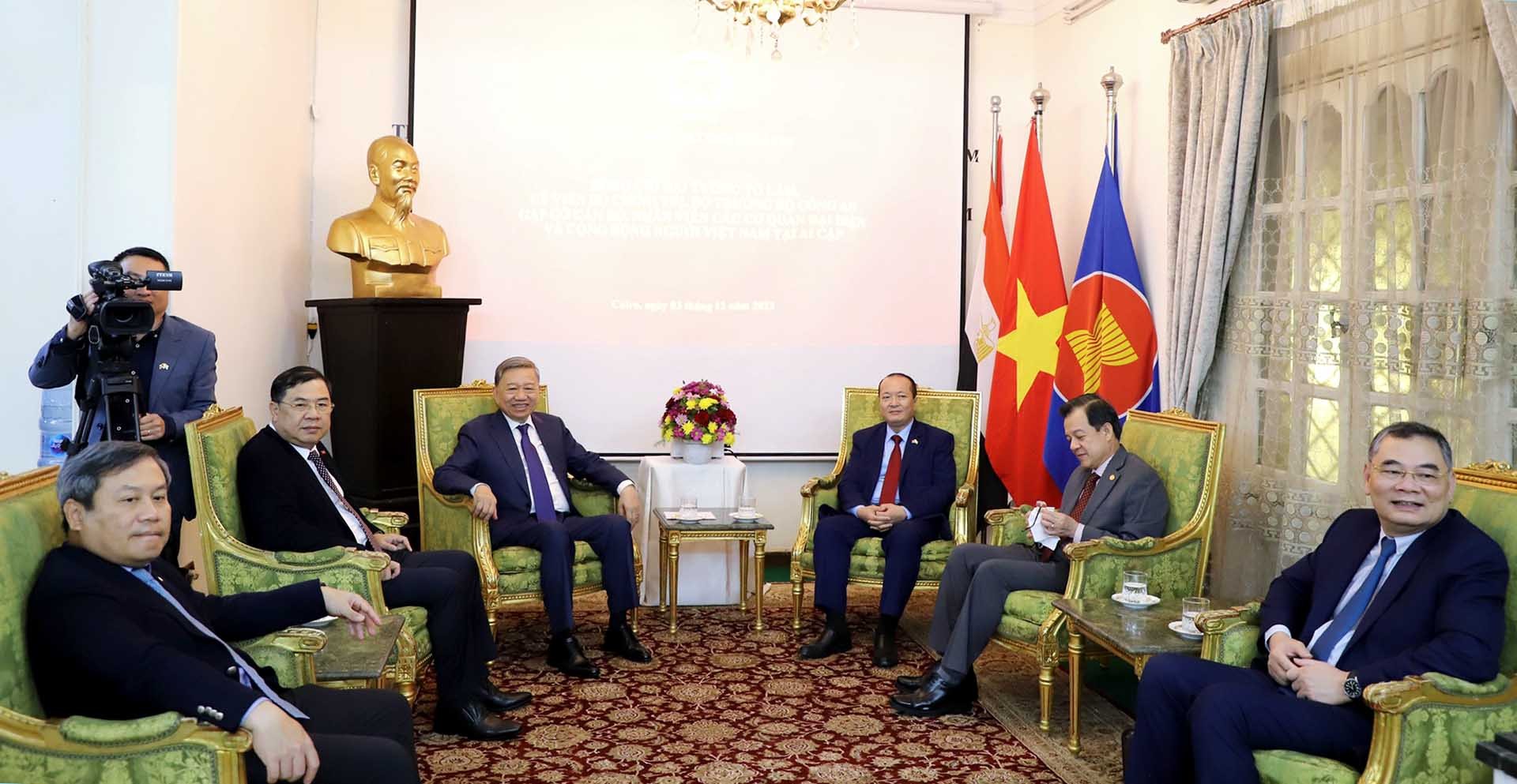 Đại tướng Tô Lâm, Ủy viên Bộ Chính trị, Bộ trưởng Bộ Công an thăm Đại sứ quán và gặp gỡ cộng đồng người Việt Nam tại Ai Cập. Đại tướng Tô Lâm, Ủy viên Bộ Chính trị, Bộ trưởng Bộ Công an thăm Đại sứ quán và gặp gỡ cộng đồng người Việt Nam tại Ai Cập.