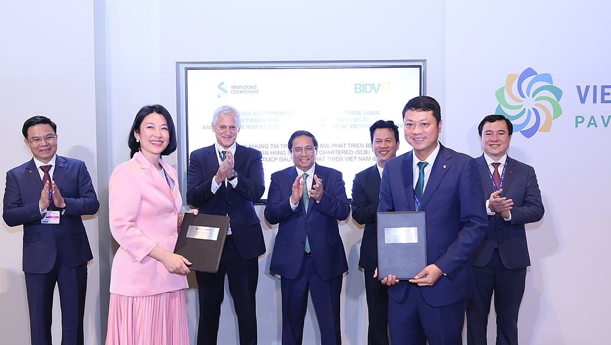 Ông Lê Ngọc Lâm - Tổng giám đốc BIDV và bà Michele Wee – Tổng Giám đốc Standard Chartered Bank Việt Nam trao Thỏa thuận khung Tài trợ thương mại Phát triển bền vững. Ông Lê Ngọc Lâm - Tổng giám đốc BIDV và bà Michele Wee – Tổng Giám đốc Standard Chartered Bank Việt Nam trao Thỏa thuận khung Tài trợ thương mại Phát triển bền vững.
