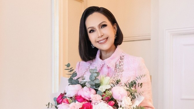 Diễm My xinh đẹp với tóc ngang vai, ngọt ngào cùng sắc hồng trong tiệc sinh nhật ấm cúng