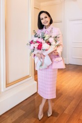 Diễm My xinh đẹp với tóc ngang vai, ngọt ngào cùng sắc hồng trong tiệc sinh nhật ấm cúng