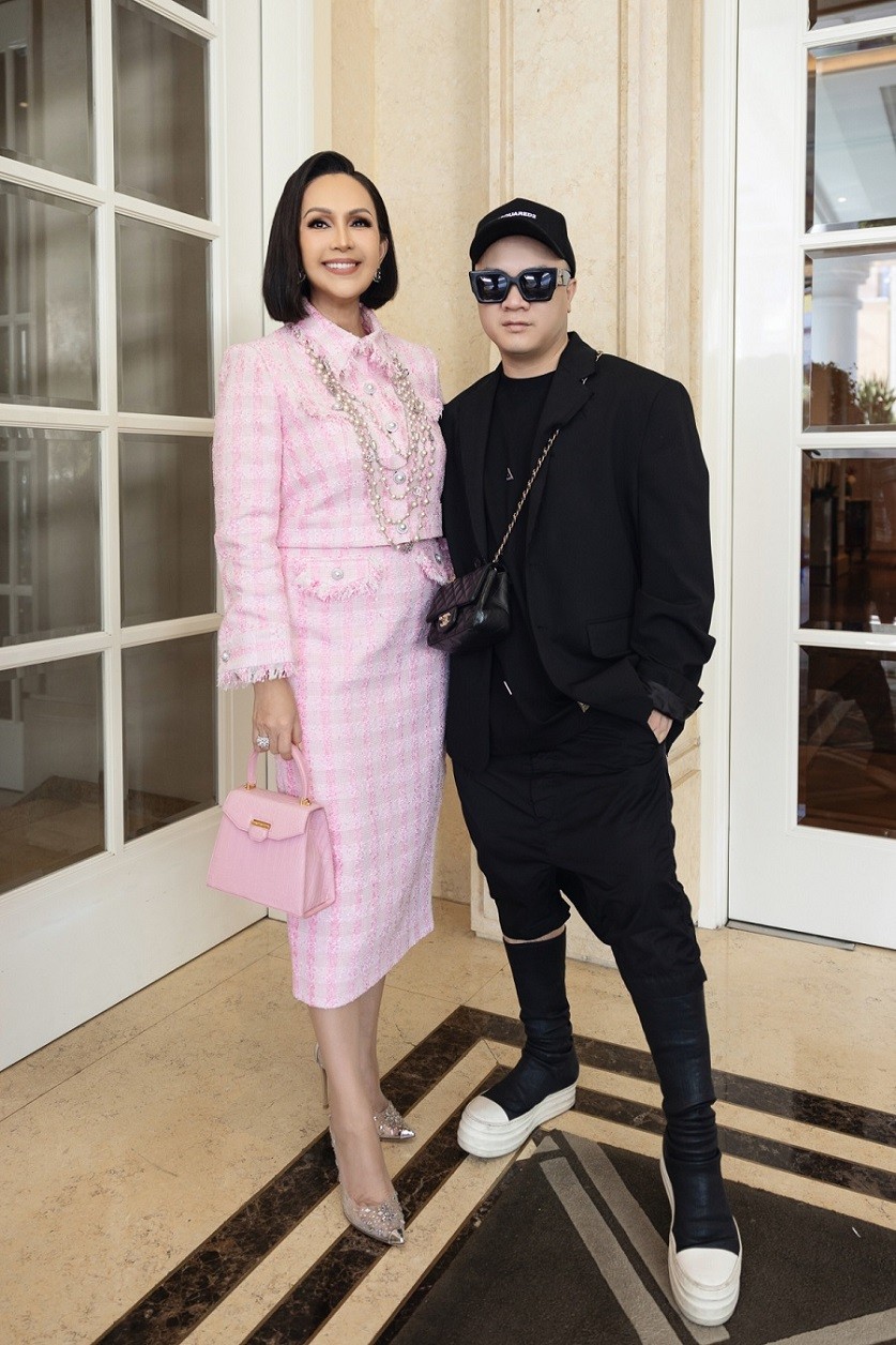 NTK Đỗ Mạnh Cường diện sắc đen quen thuộc đến chúc mừng diễn viên Diễm My bước sang tuổi mới. Nhiều năm qua, cả hai là chị em thân thiết, luôn đồng hành trong công việc và cuộc sống. 