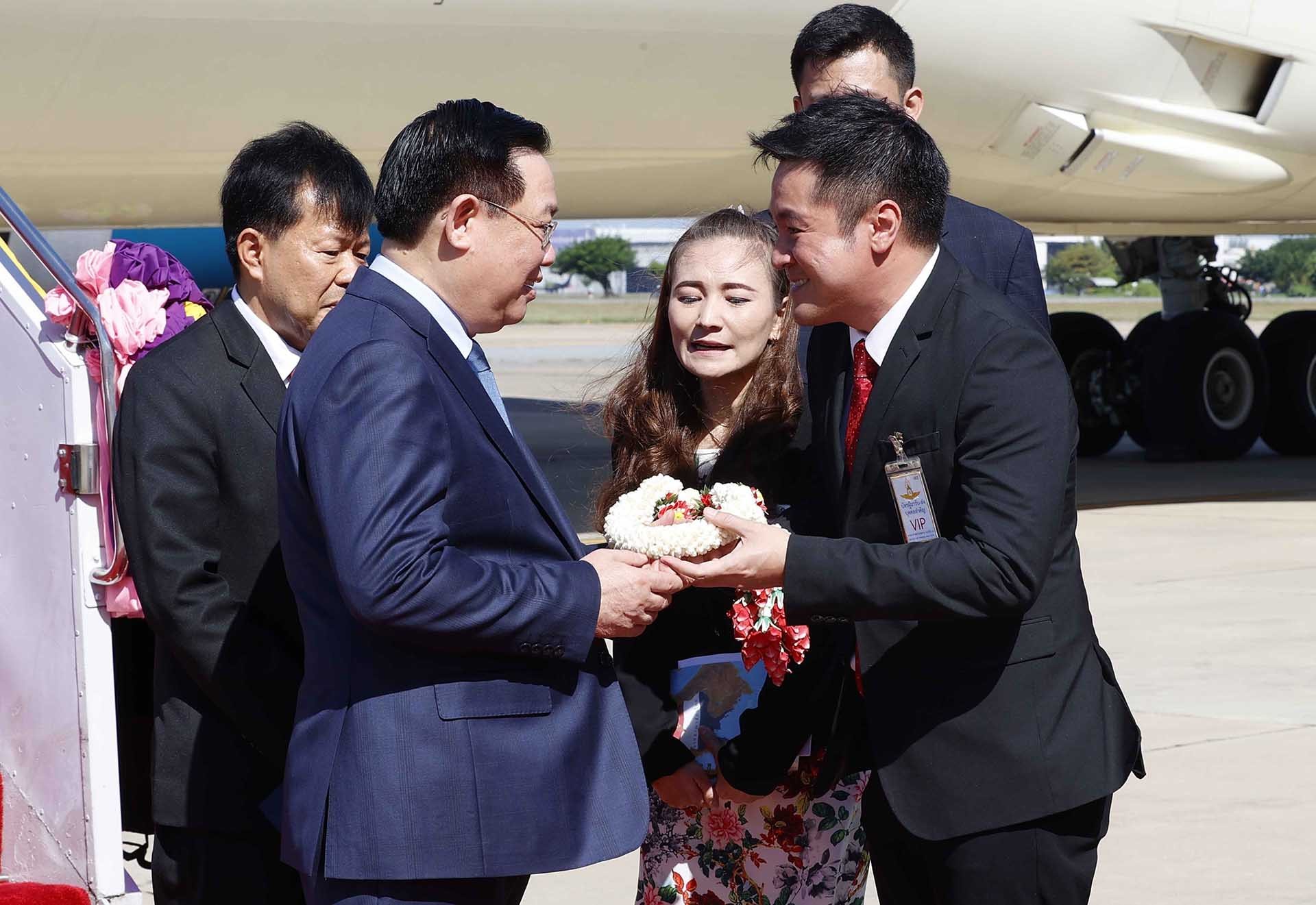 Phó Chủ tịch thứ nhất Hạ viện Thái Lan Padipat Suntiphada đón Chủ tịch Quốc hội Vương Đình Huệ tại sân bay quân sự Don Muang. (Nguồn: TTXVN)