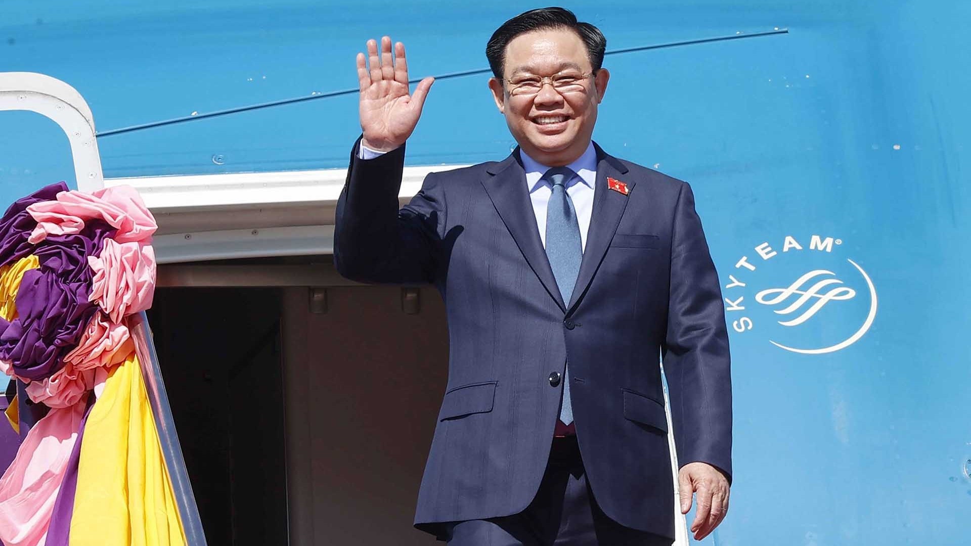 Chủ tịch Quốc hội Vương Đình Huệ đến thủ đô Bangkok, bắt đầu thăm chính thức Thái Lan