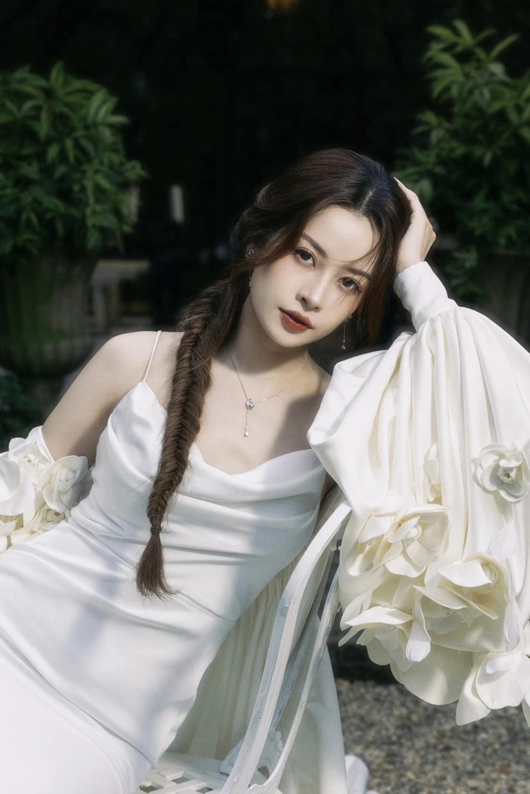 Chi Pu xinh như nàng thơ với đầm trắng cách điệu.