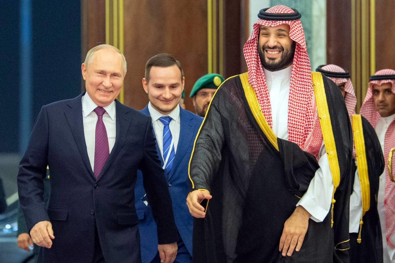 (12.07) Tổng thống Nga Vladimir Putin và Hoàng Thái tử Saudi Arabia Mohammed bin Salman ngày 7/12. (Nguồn: AFP) (12.07) Tổng thống Nga Vladimir Putin và Hoàng Thái tử Saudi Arabia Mohammed bin Salman ngày 7/12. (Nguồn: AFP)