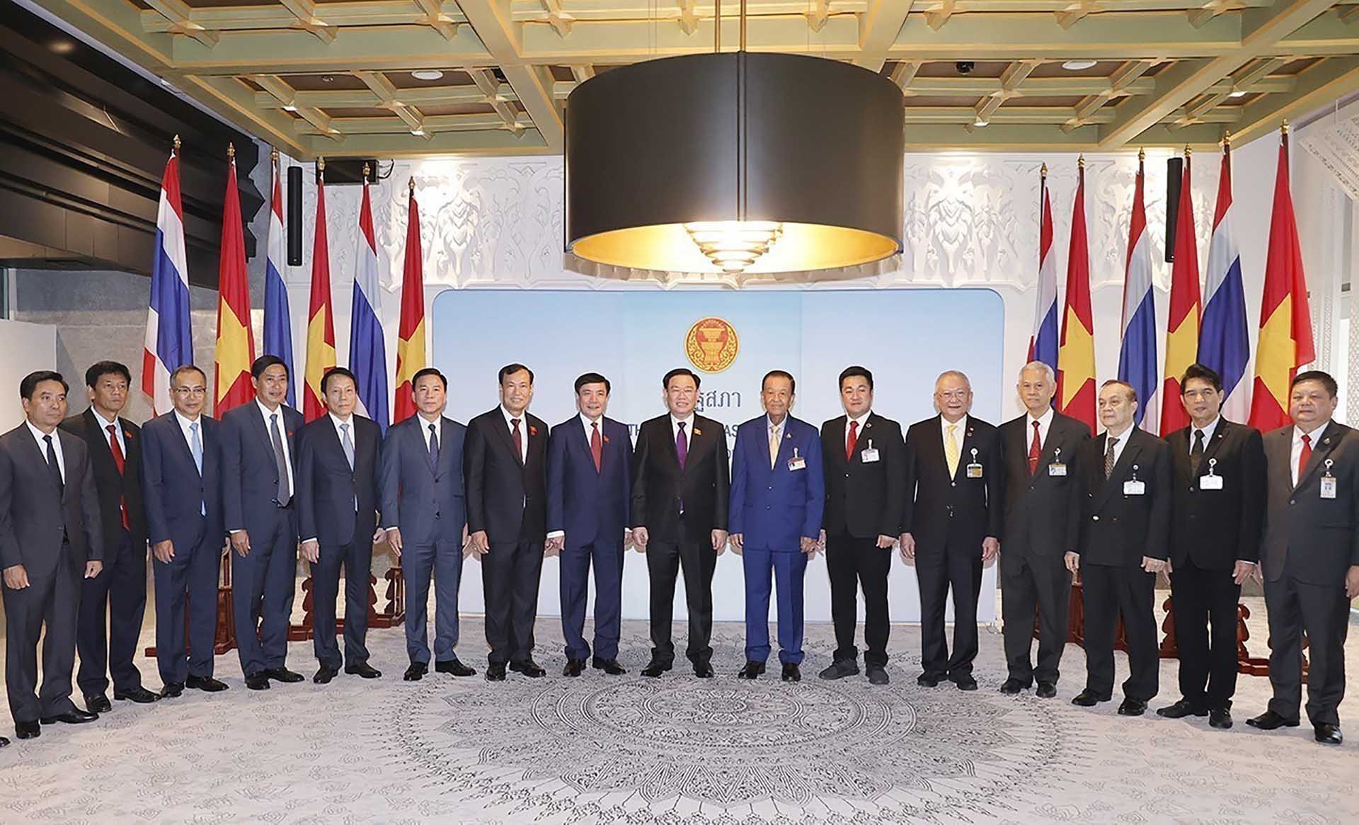 Chủ tịch Quốc hội Vương Đình Huệ và Chủ tịch Quốc hội Vương quốc Thái Lan Wan Muhamad Noor Matha với đại biểu. (Nguồn: TTXVN)