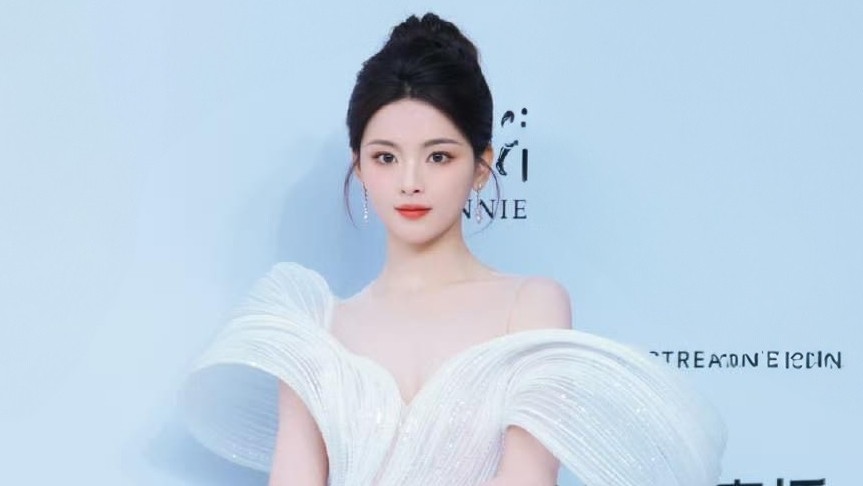 Dự sự kiện, mỹ nhân Trung Quốc chọn diện đầm nhà thiết kế Việt