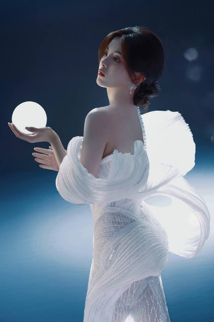 Dương Siêu Việt sinh năm 1998, có nhan sắc ngây thơ, trong trẻo.