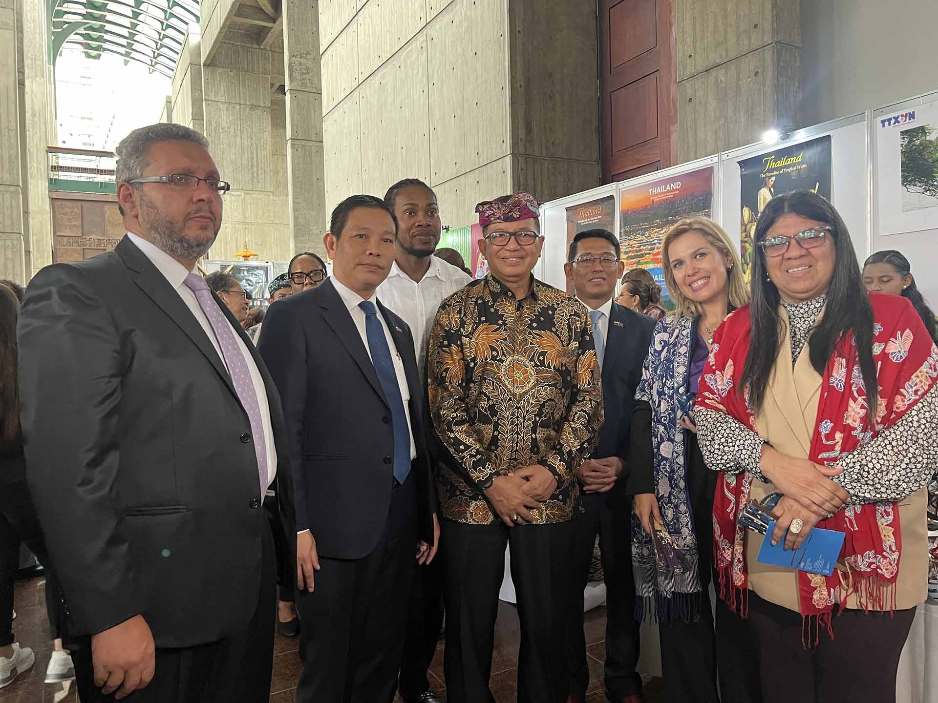 Thứ trưởng Ngoại giao phụ trách khu vực châu Á Tatiana Pugh Moreno, Thứ trưởng Bộ Văn hóa Mary Pemjean và Đại sứ một số nước thăm gian hàng Việt Nam.