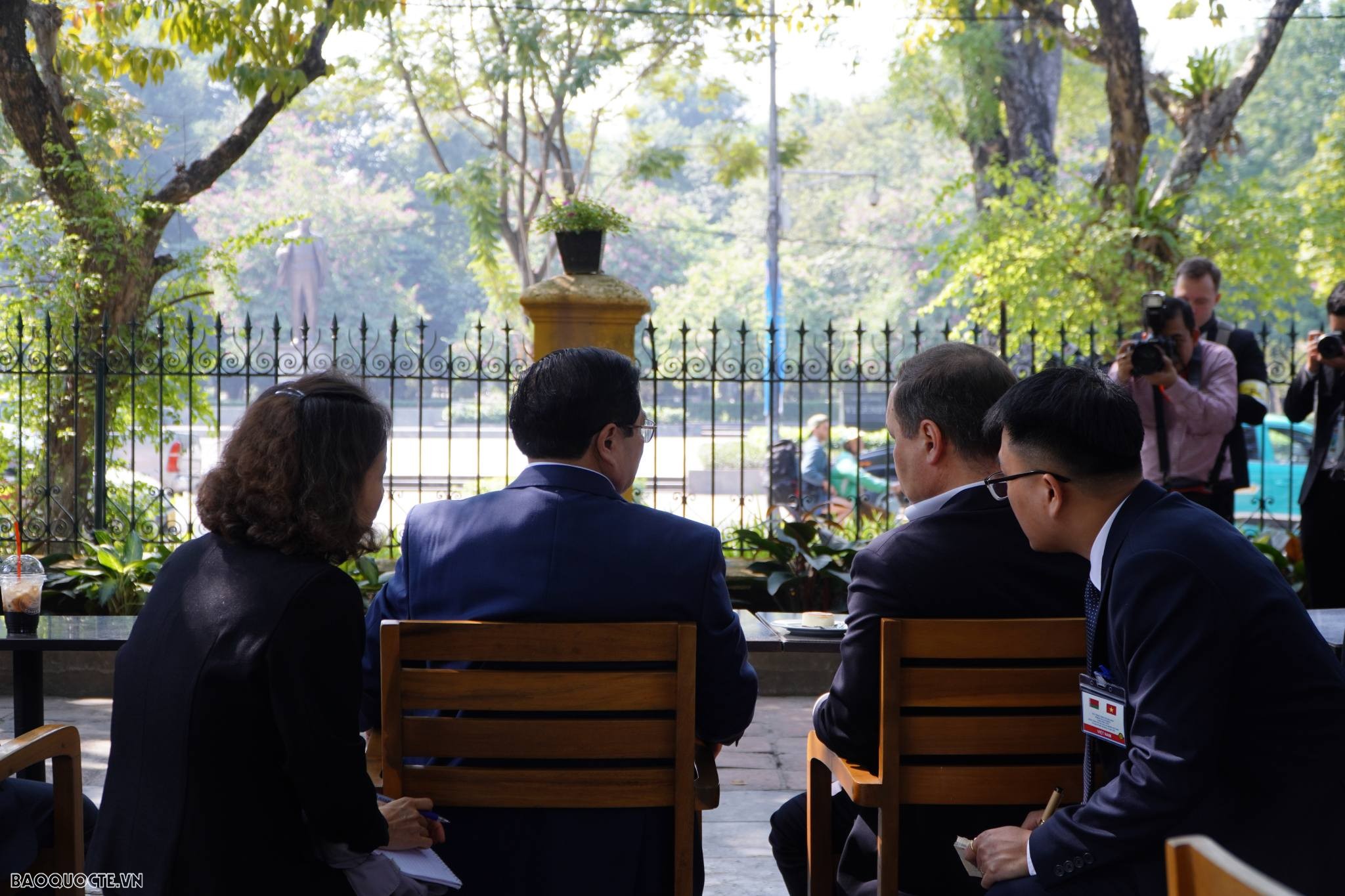 Thủ tướng Phạm Minh Chính và Thủ tướng Belarus thăm cột cờ Hà Nội và uống caphe