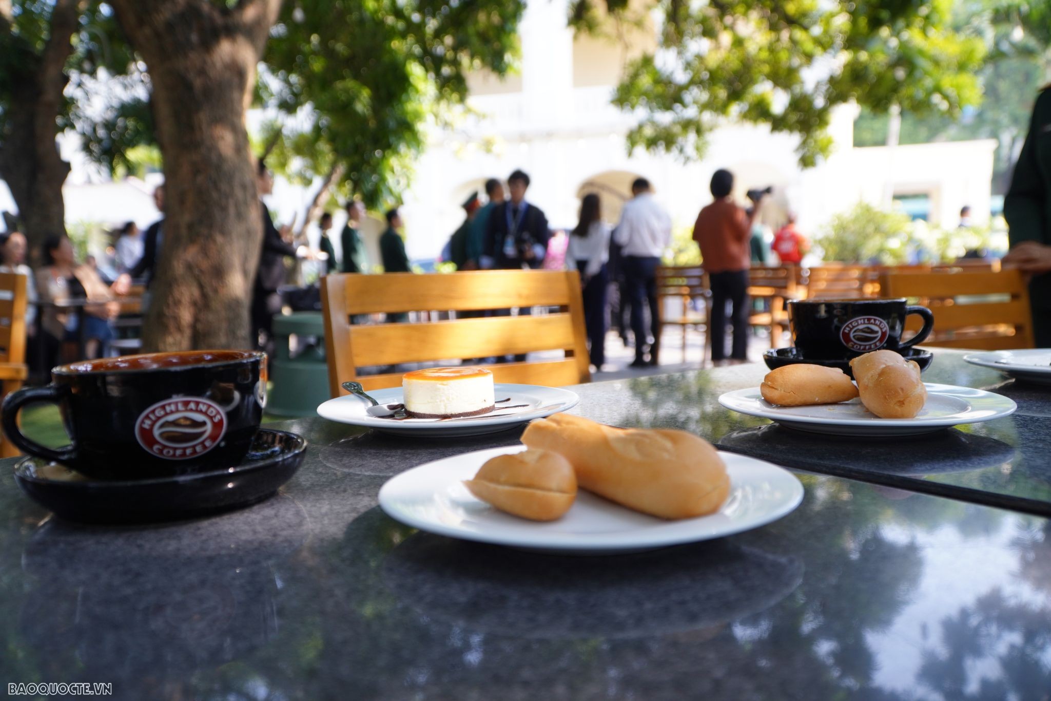 Thủ tướng Phạm Minh Chính và Thủ tướng Belarus thăm cột cờ Hà Nội và uống caphe