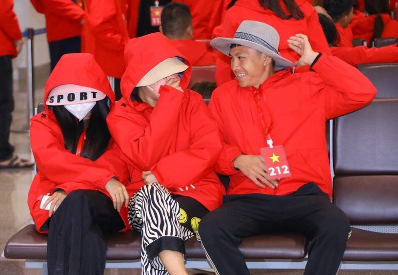 Công dân được sơ tán từ Myanmar về đến sân bay Nội Bài hôm 5/12. (Nguồn: TTXVN) Công dân được sơ tán từ Myanmar về đến sân bay Nội Bài hôm 5/12. (Nguồn: TTXVN)