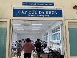 Quảng Ngãi cảnh báo hiện tượng người lạ đến cổng trường tặng đồ ăn không rõ nguồn gốc