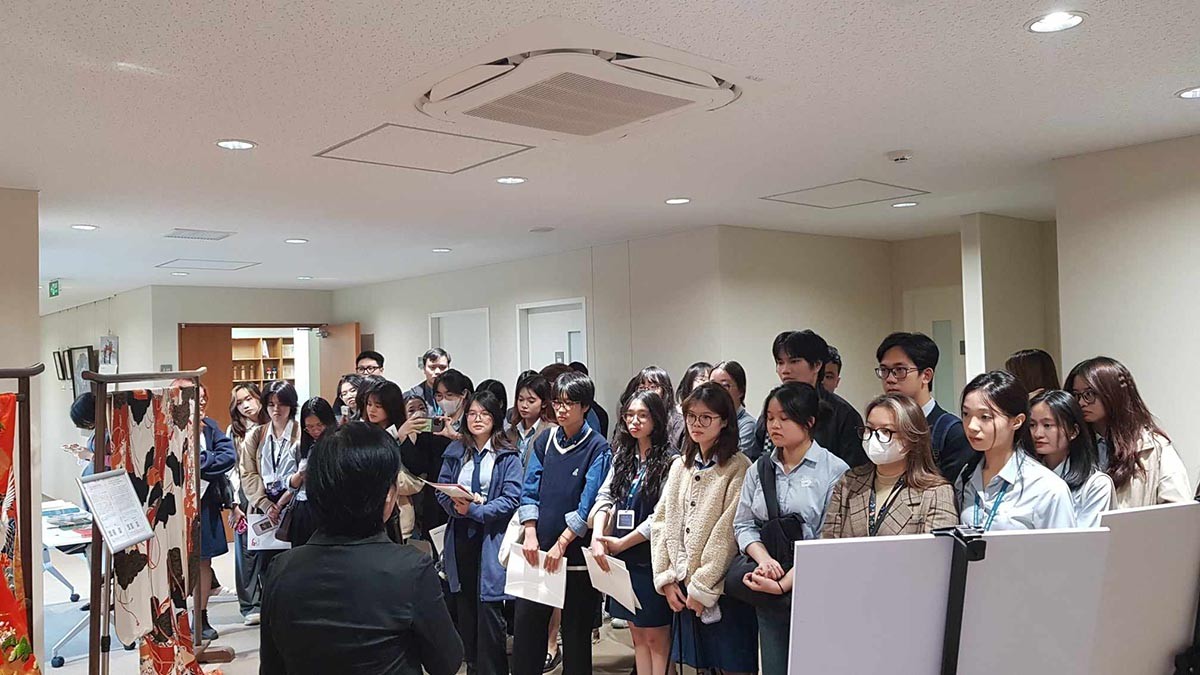 Sinh viên học viện Ngoại giao và trải nghiệm đặc biệt tại Trung tâm Thông tin Văn hóa Nhật Bản tại Hà Nội Sinh viên học viện Ngoại giao và trải nghiệm đặc biệt tại Trung tâm Thông tin Văn hóa Nhật Bản tại Hà Nội