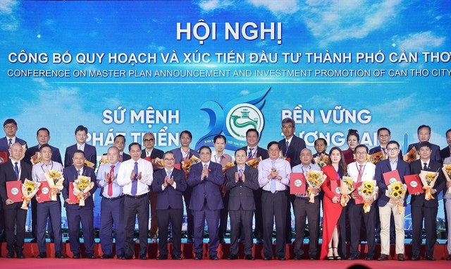Thủ tướng và lãnh đạo TP. Cần Thơ tặng hoa chúc mừng các doanh nghiệp và đơn vị được trao biên bản ghi nhớ chủ trương đầu tư . (Nguồn: VGP) Thủ tướng và lãnh đạo TP. Cần Thơ tặng hoa chúc mừng các doanh nghiệp và đơn vị được trao biên bản ghi nhớ chủ trương đầu tư . (Nguồn: VGP)