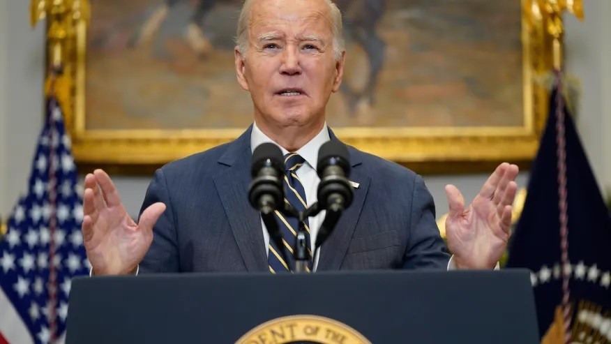 Tổng thống Mỹ Joe Biden phát biểu về việc tài trợ cho Ukraine từ Phòng Roosevelt của Nhà Trắng, Washington, ngày 6/12. Tổng thống Biden của Đảng Dân chủ hôm 6/12 cho biết ông sẵn sàng thực hiện “những thỏa hiệp nghiêm túc” với đảng Cộng hòa về chính sách nhập cư để viện trợ Ukraine được phê duyệt. Nhưng Nhà Trắng đã bác bỏ cách tiếp cận “tất cả hoặc không có gì” của một số đảng viên Cộng hòa và chỉ trích đảng này đã sử dụng viện trợ của Ukraine để đạt được mục đích của họ. (Nguồn: Getty) Tổng thống Mỹ Joe Biden phát biểu về việc tài trợ cho Ukraine từ Phòng Roosevelt của Nhà Trắng, Washington, ngày 6/12. Tổng thống Biden của Đảng Dân chủ hôm 6/12 cho biết ông sẵn sàng thực hiện “những thỏa hiệp nghiêm túc” với đảng Cộng hòa về chính sách