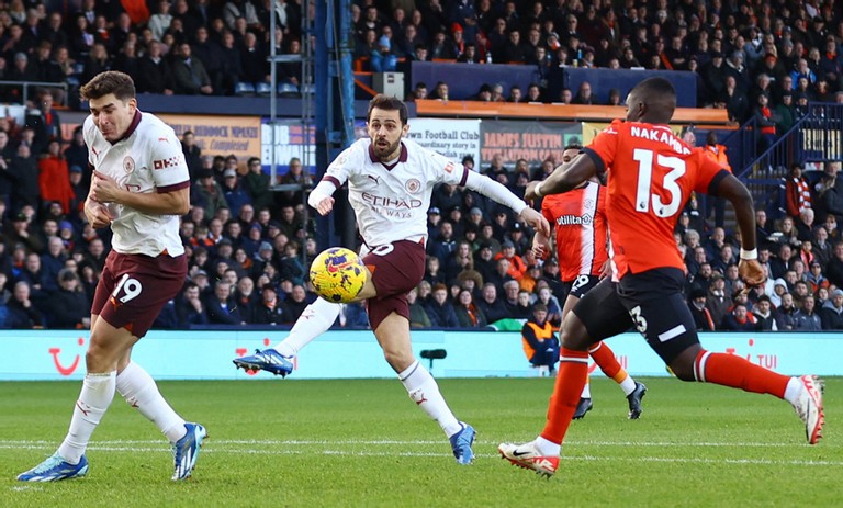 Man City nhanh chóng áp đảo đối thủ.