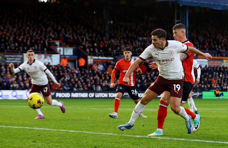 Julian Alvarez tích cực dứt điểm.