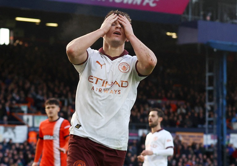 Nhà vô địch World Cup 2022 ôm đầu tiếc nuối sau khi bỏ lỡ cơ hội.