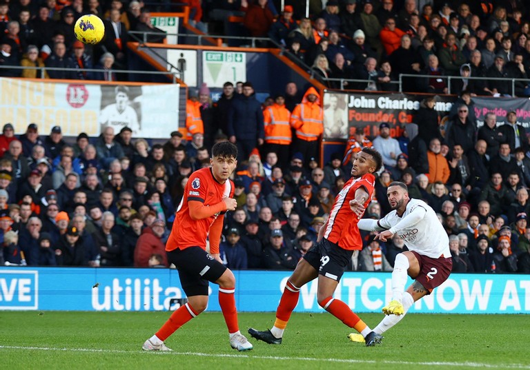 Walker sút bóng từ xa.