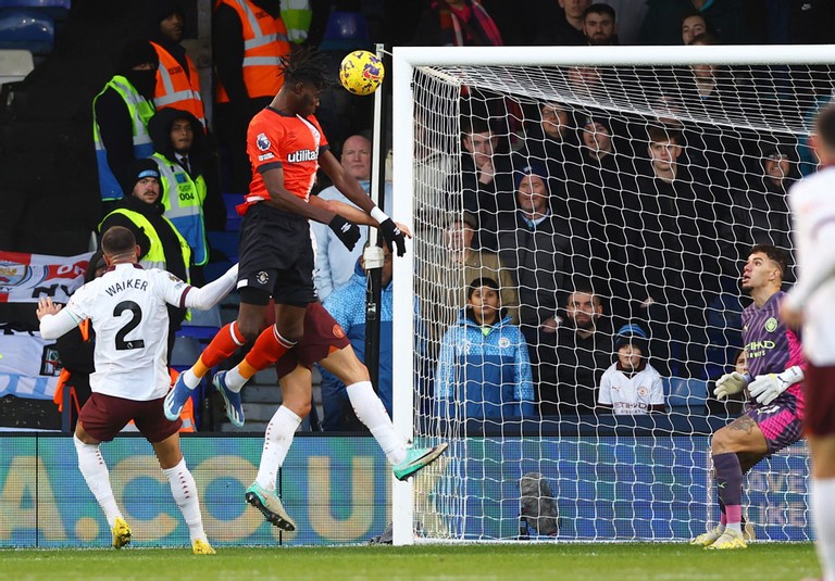 Bất ngờ xảy ra cuối hiệp 1 khi đội chủ nhà có bàn mở tỷ số.