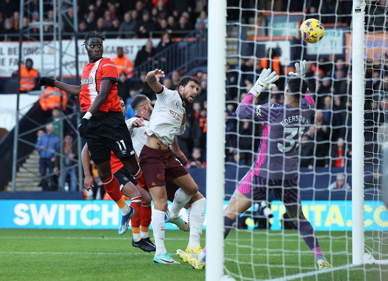 Adebayo bật cao đánh đầu cận thành tung lưới thủ môn Ederson.