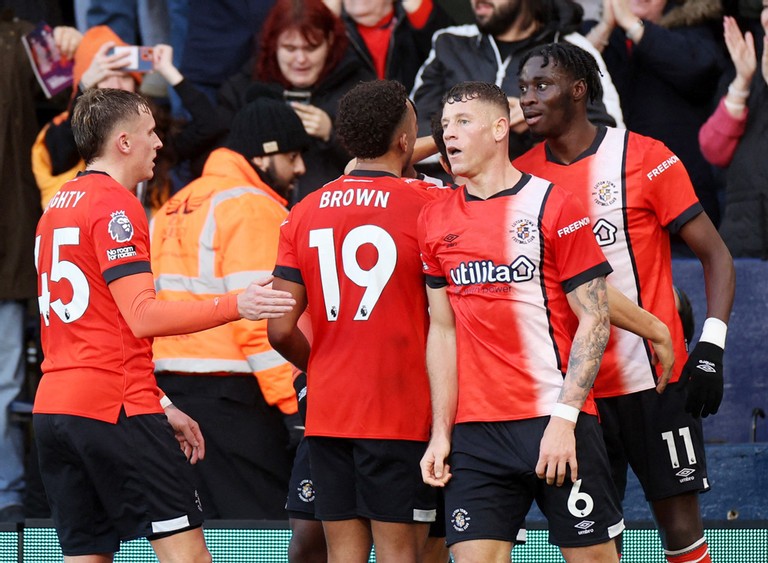 Đồng đội chúc mừng Adebayo