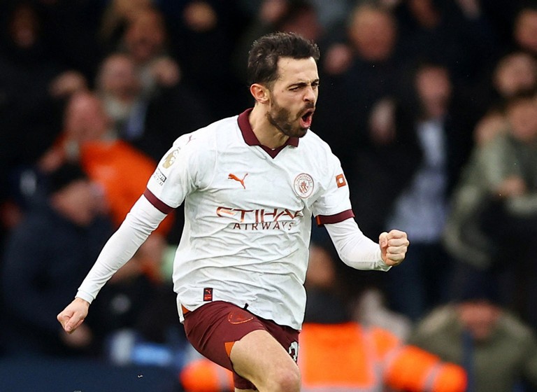 Phút 62, Bernardo Silva chớp thời cơ cứa lòng chân trái san hòa 1-1.