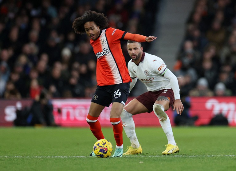 Luton nỗ lực tìm bàn gỡ cuối trận đấu nhưng không thành.