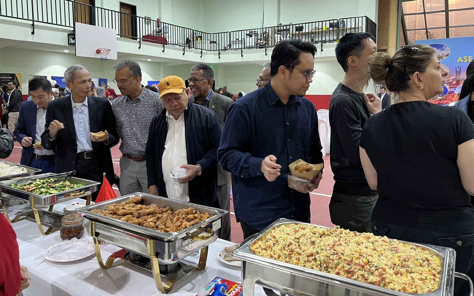 Các thực khách thích thú thưởng thức món ăn của Việt Nam. Các thực khách thích thú thưởng thức món ăn của Việt Nam.