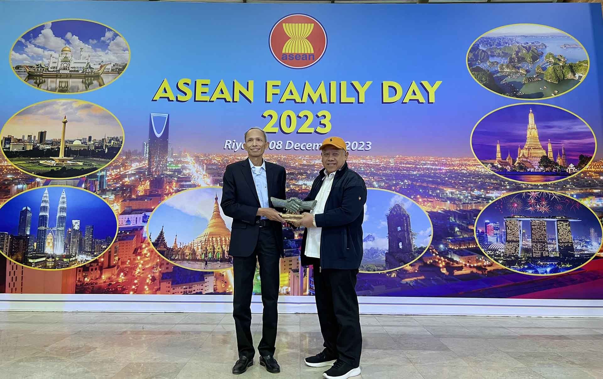 Đại sứ Đặng Xuân Dũng trao lại biểu tượng ARC cho Đại sứ Indonesia. Đại sứ Đặng Xuân Dũng trao lại biểu tượng ARC cho Đại sứ Indonesia.