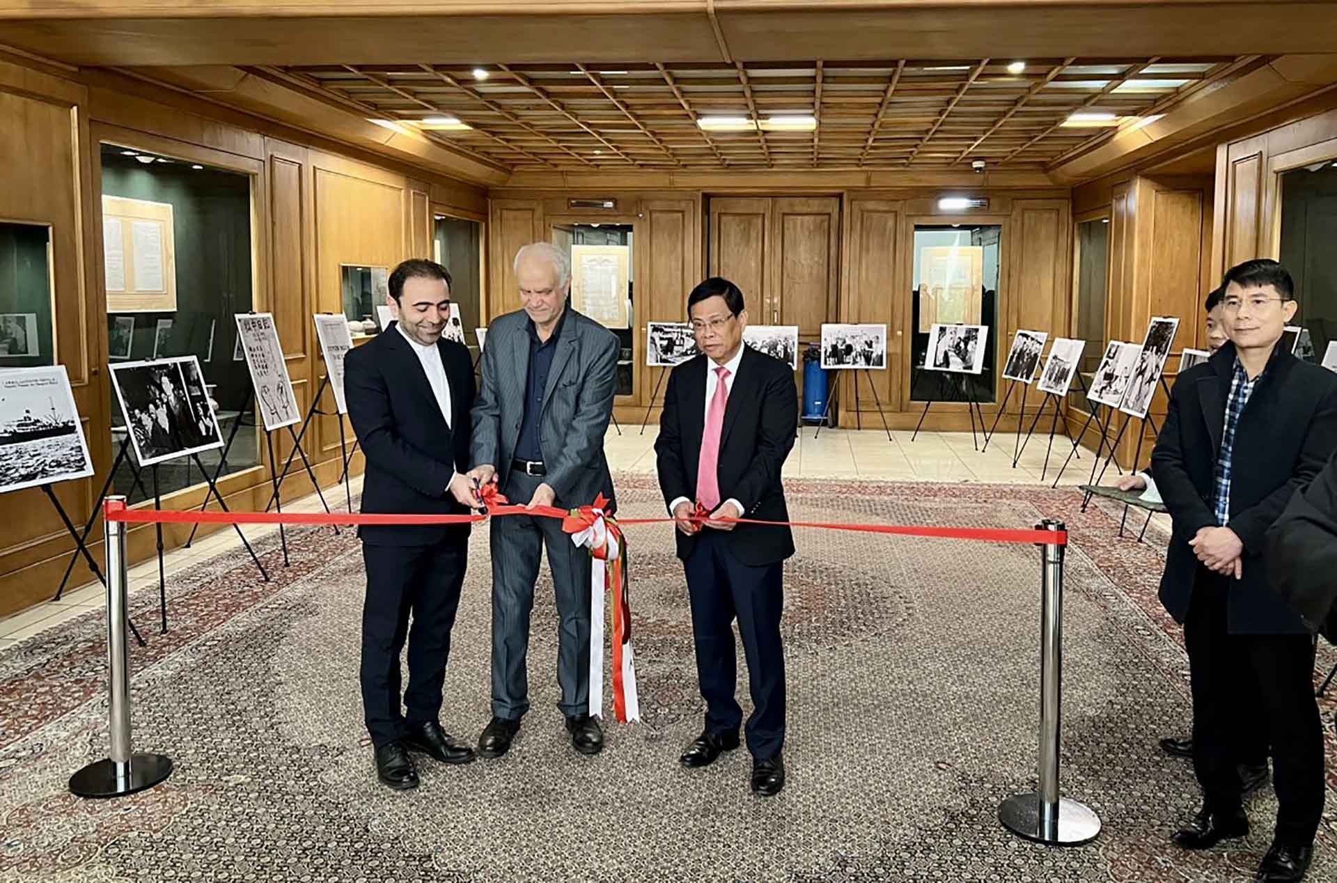 Đại sứ Lương Quốc Huy, Phó Viện trưởng IPIS và Chủ tịch Hội hữu nghị Iran-Việt Nam cắt băng khai trương triển lãm ảnh về Chủ tịch Hồ Chí Minh. Đại sứ Lương Quốc Huy, Phó Viện trưởng IPIS và Chủ tịch Hội hữu nghị Iran-Việt Nam cắt băng khai trương triển lãm ảnh về Chủ tịch Hồ Chí Minh.