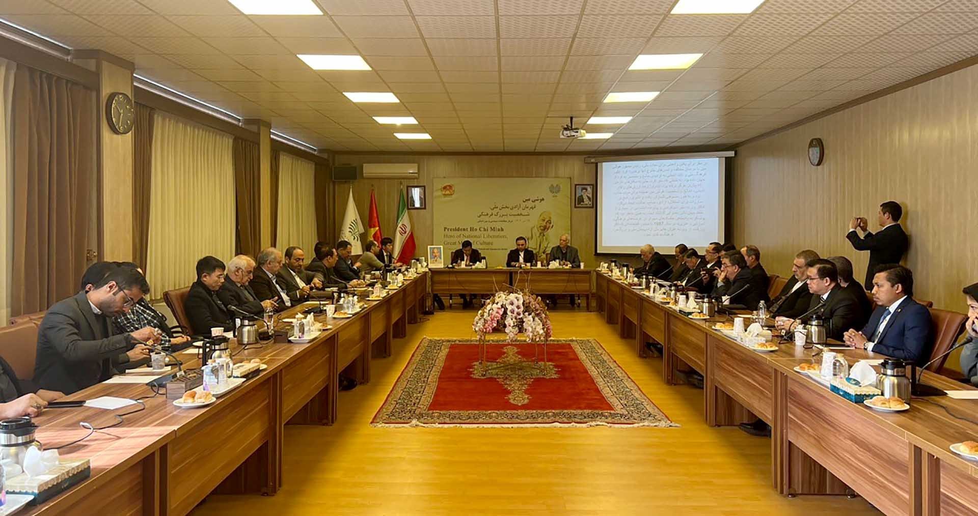 Sự kiện có sự tham gia của đông đảo các Đại sứ tại Iran, cựu Đại sứ Iran tại các nước, học giả, Hội hữu nghị Iran-Việt Nam, đại diện Cộng đồng người Việt Nam tại Iran… Sự kiện có sự tham gia của đông đảo các Đại sứ tại Iran, cựu Đại sứ Iran tại các nước, học giả, Hội hữu nghị Iran-Việt Nam, đại diện Cộng đồng người Việt Nam tại Iran…