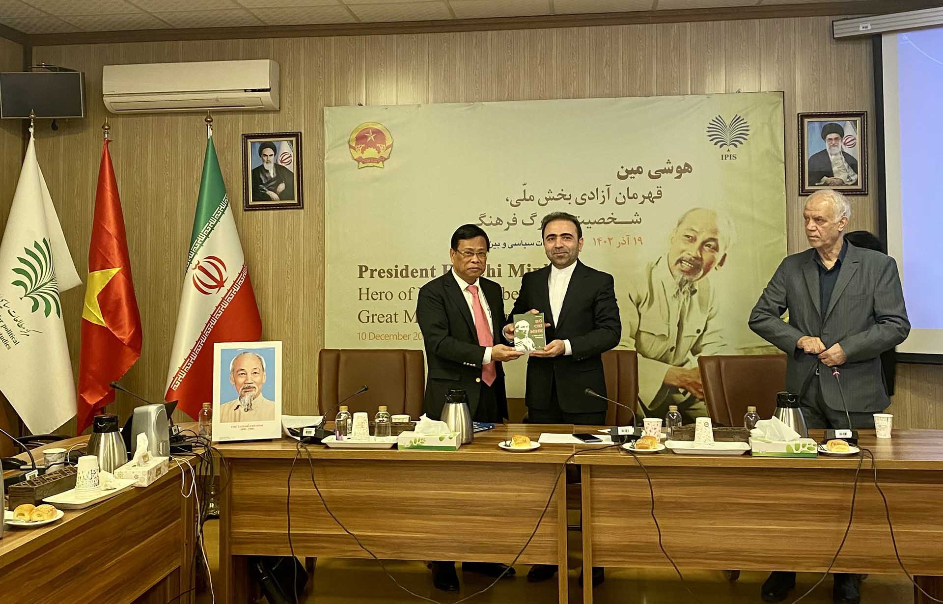 Đại sứ Lương Quốc Huy trao tặng sách cho Viện IPIS. Đại sứ Lương Quốc Huy trao tặng sách cho Viện IPIS.