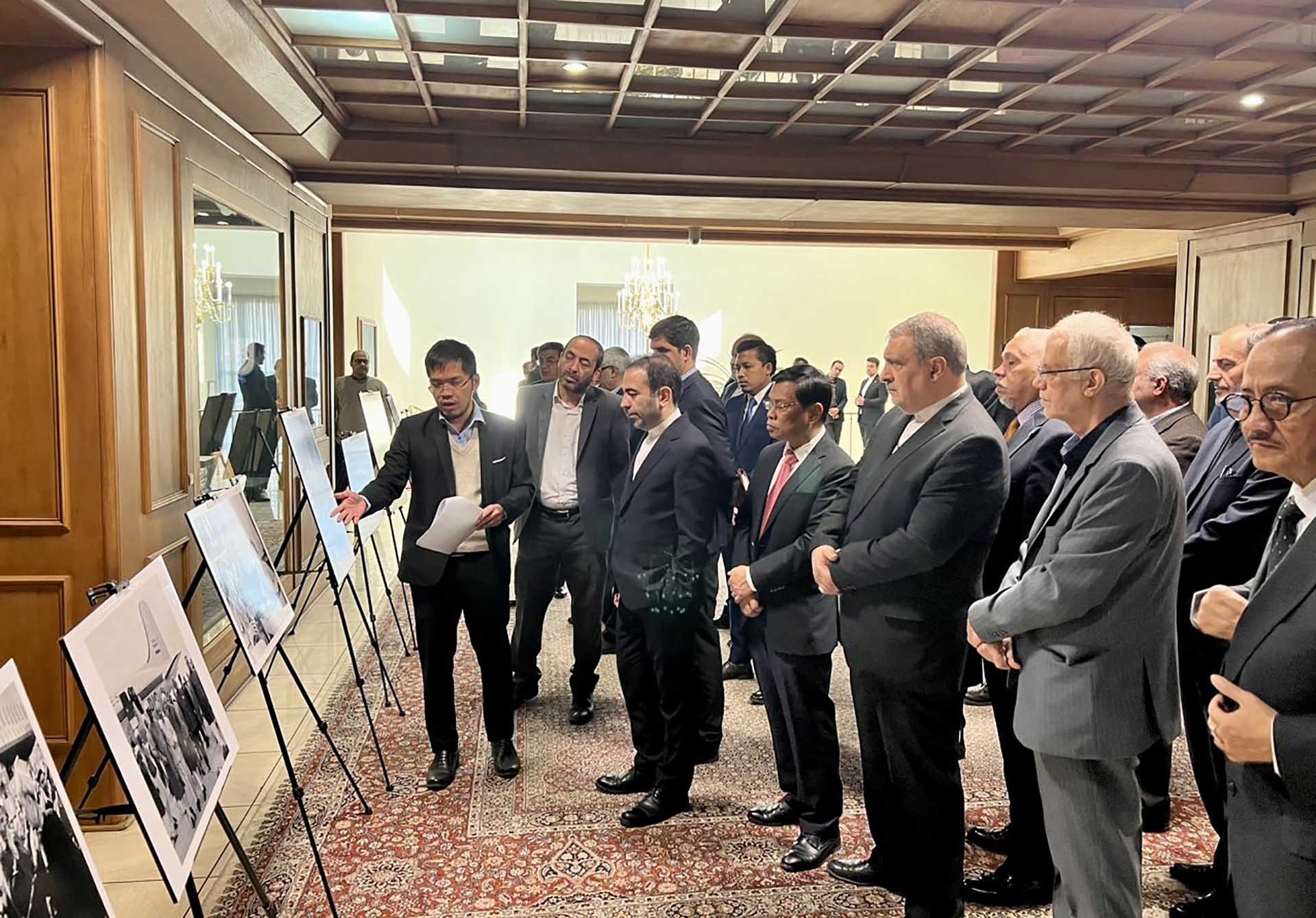 Triển lãm ảnh về cuộc đời, sự nghiệp, tấm gương đạo đức Hồ Chí Minh. Triển lãm ảnh về cuộc đời, sự nghiệp, tấm gương đạo đức Hồ Chí Minh.