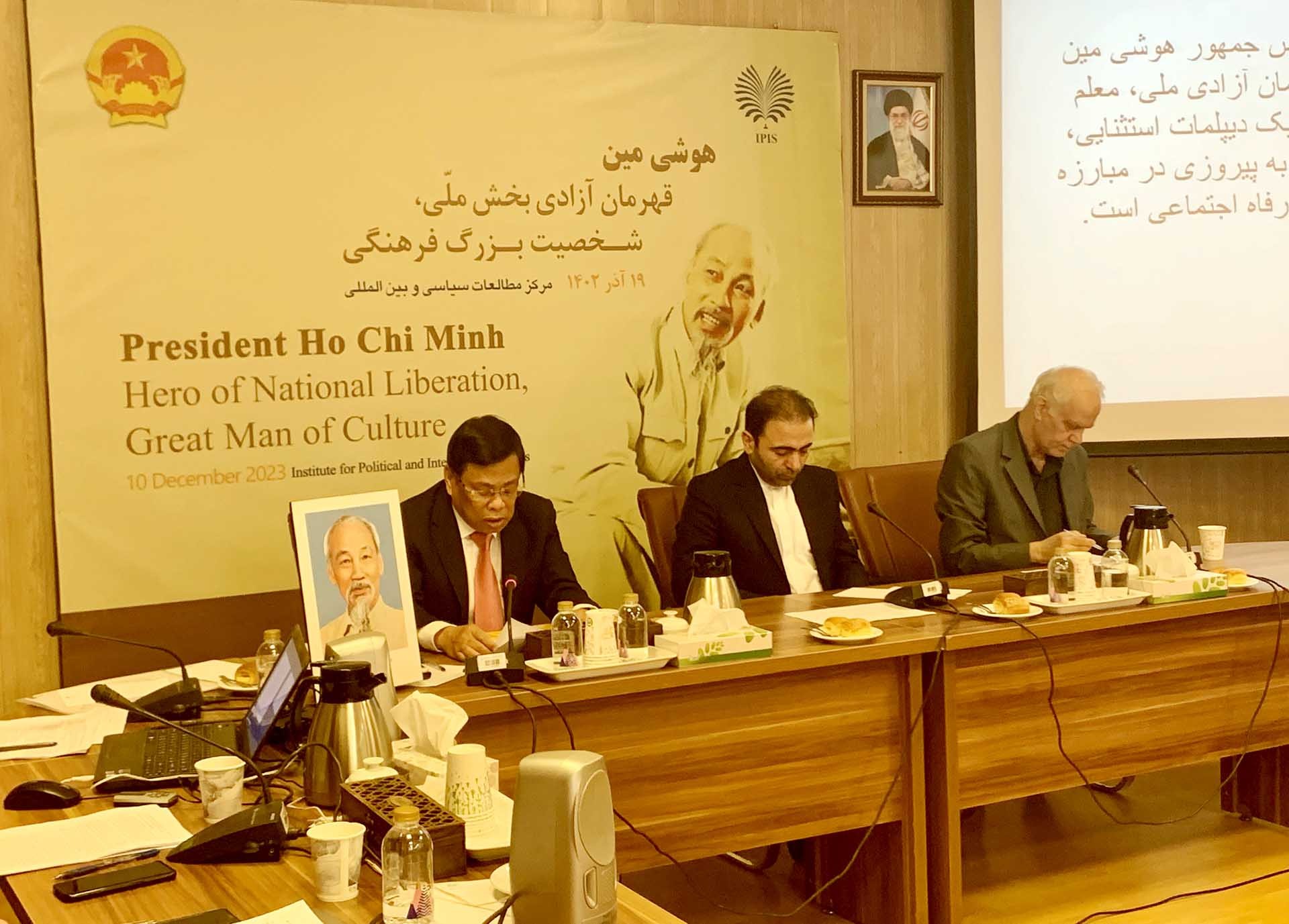 Đại sứ Lương Quốc Huy giới thiệu về Chủ tịch Hồ Chí Minh. Đại sứ Lương Quốc Huy giới thiệu về Chủ tịch Hồ Chí Minh.