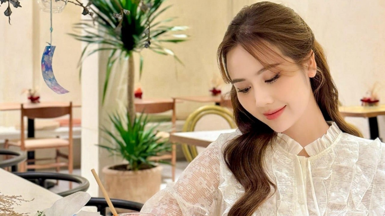 Nhan sắc ngọt ngào cùng gu thời trang sang chảnh của diễn viên Huyền Lizzie