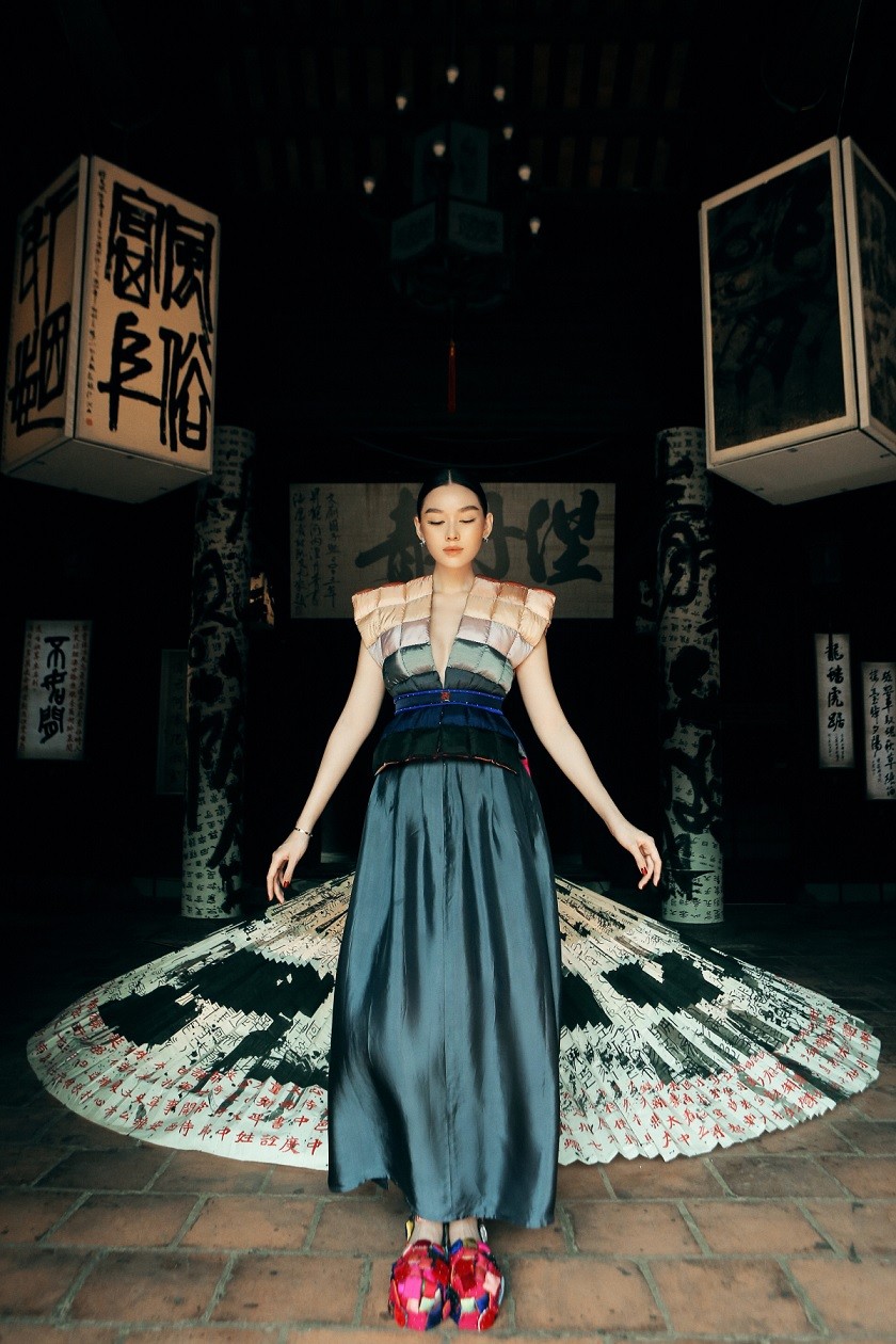 Á hậu Tường San khoe sắc với những thiết kế áo khoác trần bông trong trời Đông Hà Nội