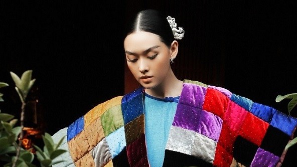 Á hậu Tường San khoe sắc với những thiết kế áo khoác trần bông trong trời Đông Hà Nội