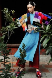 Á hậu Tường San khoe sắc với những thiết kế áo khoác trần bông trong trời Đông Hà Nội