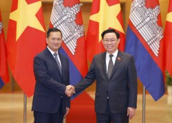 Chủ tịch Quốc hội Vương Đình Huệ hội kiến Thủ tướng Campuchia Hun Manet