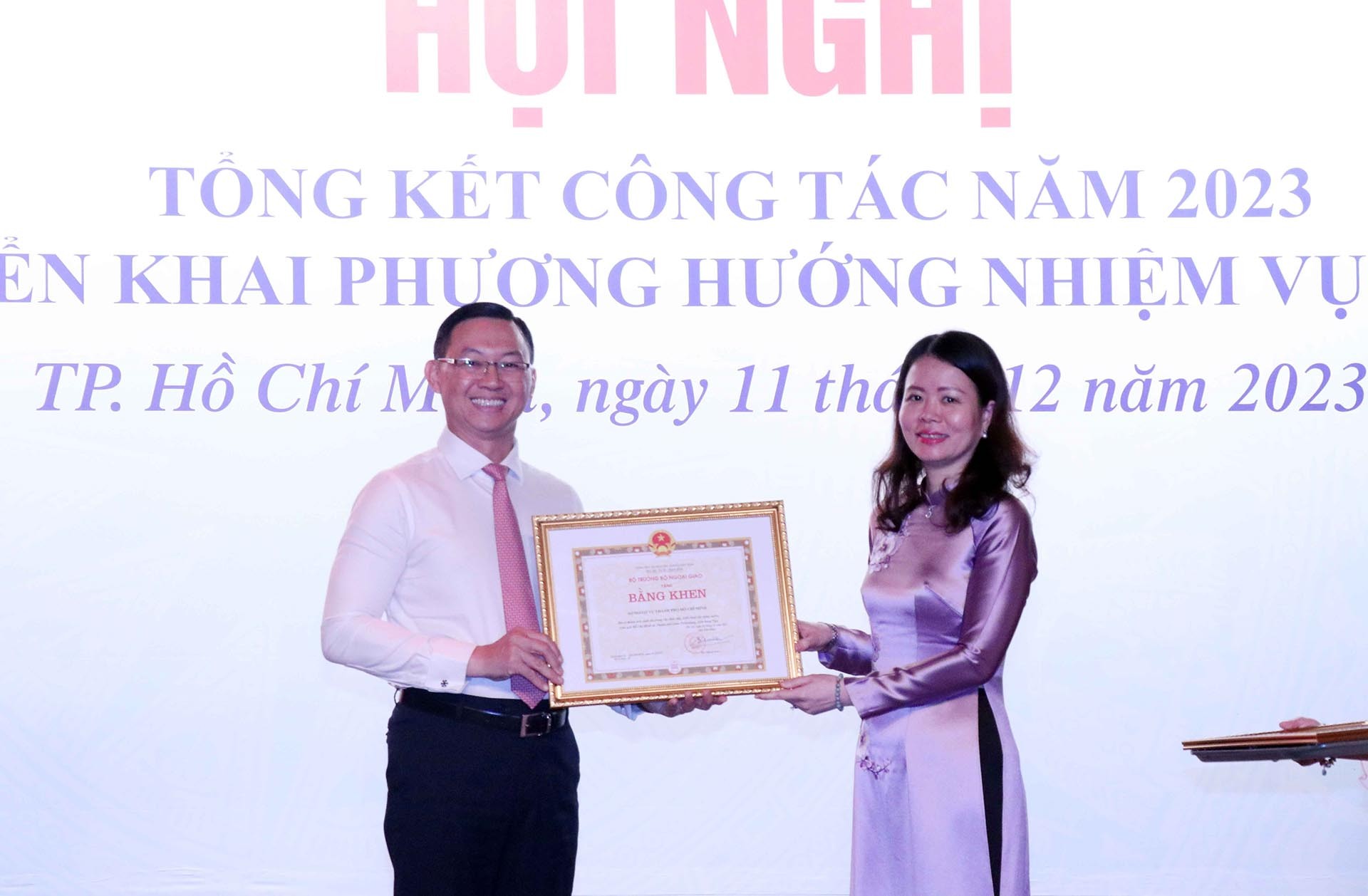 Thứ trưởng Ngoại giao Nguyễn Minh Hằng trao Bằng khen của Bộ Ngoại giao tặng Sở Ngoại vụ TP. Hồ Chí Minh về thành tích đóng góp triển khai xây dựng tượng Chủ tịch Hồ Chí Minh tại thành phố Saint Petersburg, Liên bang Nga. (Nguồn: TTXVN) Thứ trưởng Ngoại giao Nguyễn Minh Hằng trao Bằng khen của Bộ Ngoại giao tặng Sở Ngoại vụ TP. Hồ Chí Minh về thành tích đóng góp triển khai xây dựng tượng Chủ tịch Hồ Chí Minh tại thành phố Saint Petersburg, Liên bang Nga. (Nguồn: TTXVN)