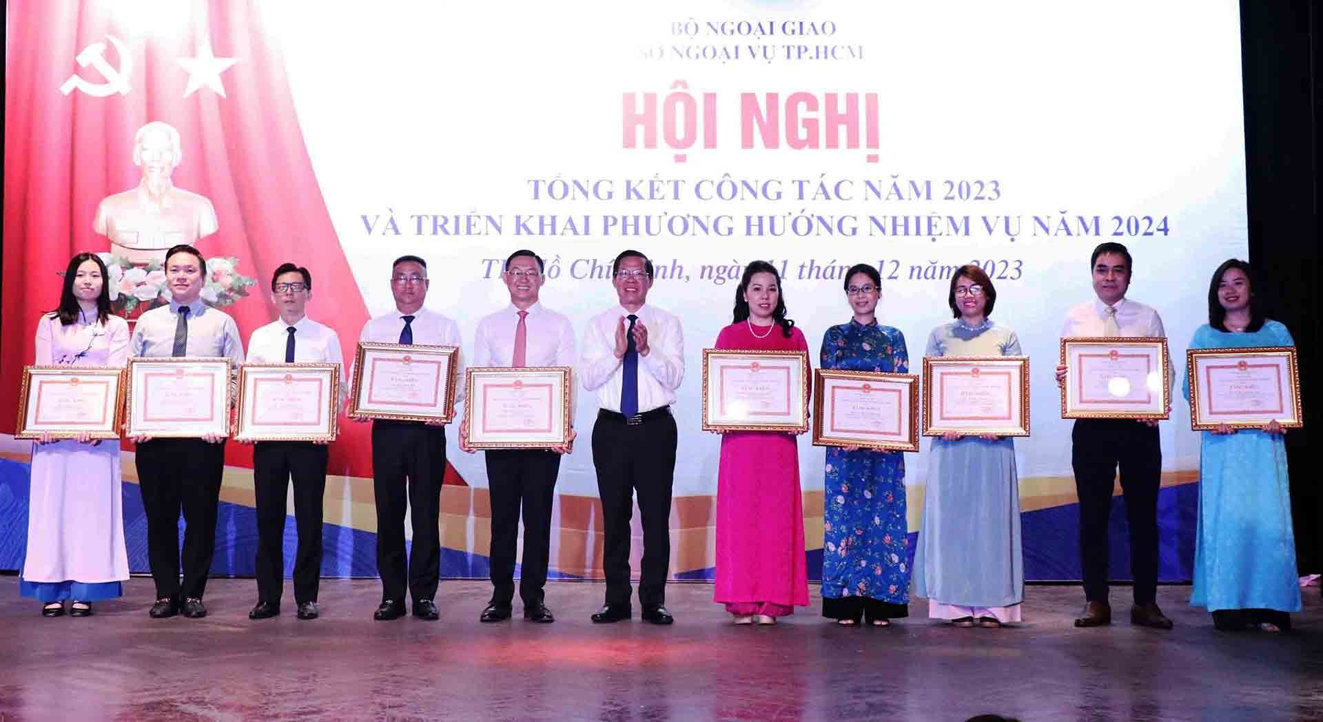 Ông Phan Văn Mãi, Chủ tịch UBND TP. Hồ Chí Minh trao Bằng khen của UBND thành phố cho các tập thể và cá nhân. Ông Phan Văn Mãi, Chủ tịch UBND TP. Hồ Chí Minh trao Bằng khen của UBND thành phố cho các tập thể và cá nhân.