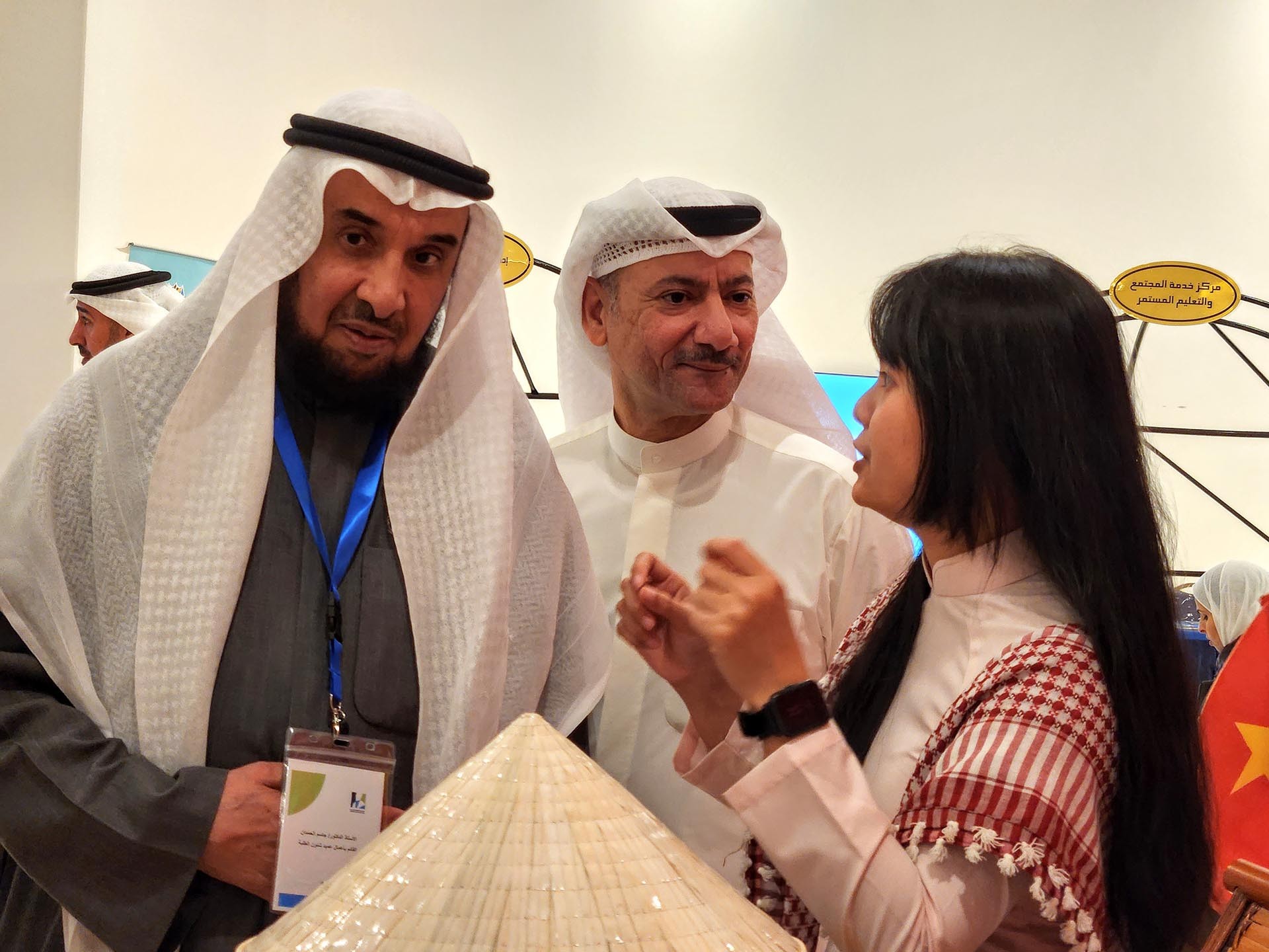 Các bạn sinh viên giao lưu với các thầy cô trong Ban Quản lý học sinh thuộc trường Đại học Kuwait.