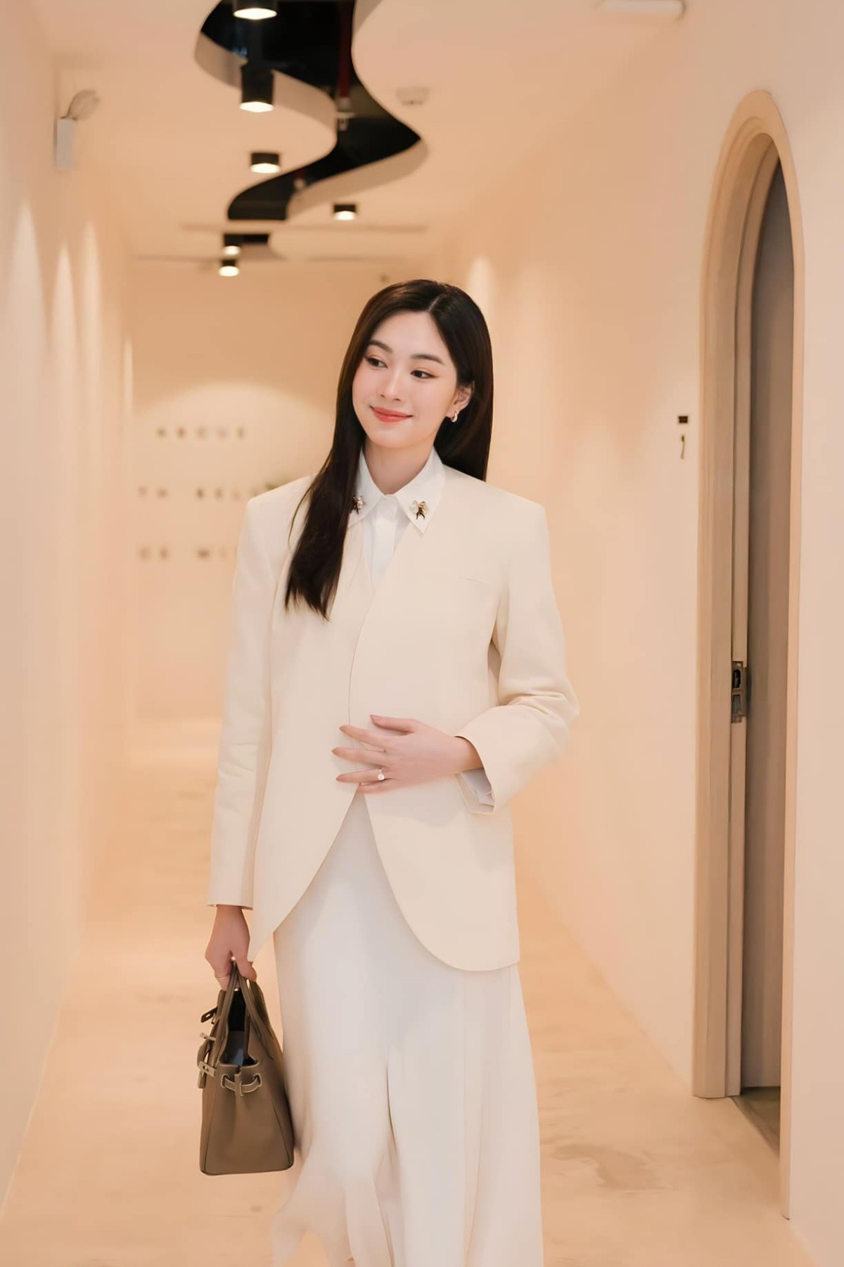 Kiểu blazer Thu Thảo diện không có ve cổ như thường lệ, phom dáng rộng, mang đến sự trẻ trung, không cứng nhắc cho người mặc. Đây cũng là xu hướng blazer được nhận định hot nhất năm nay. 